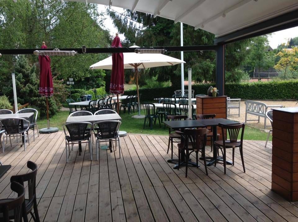 La terrasse en bois et ses parasols, côté jardin