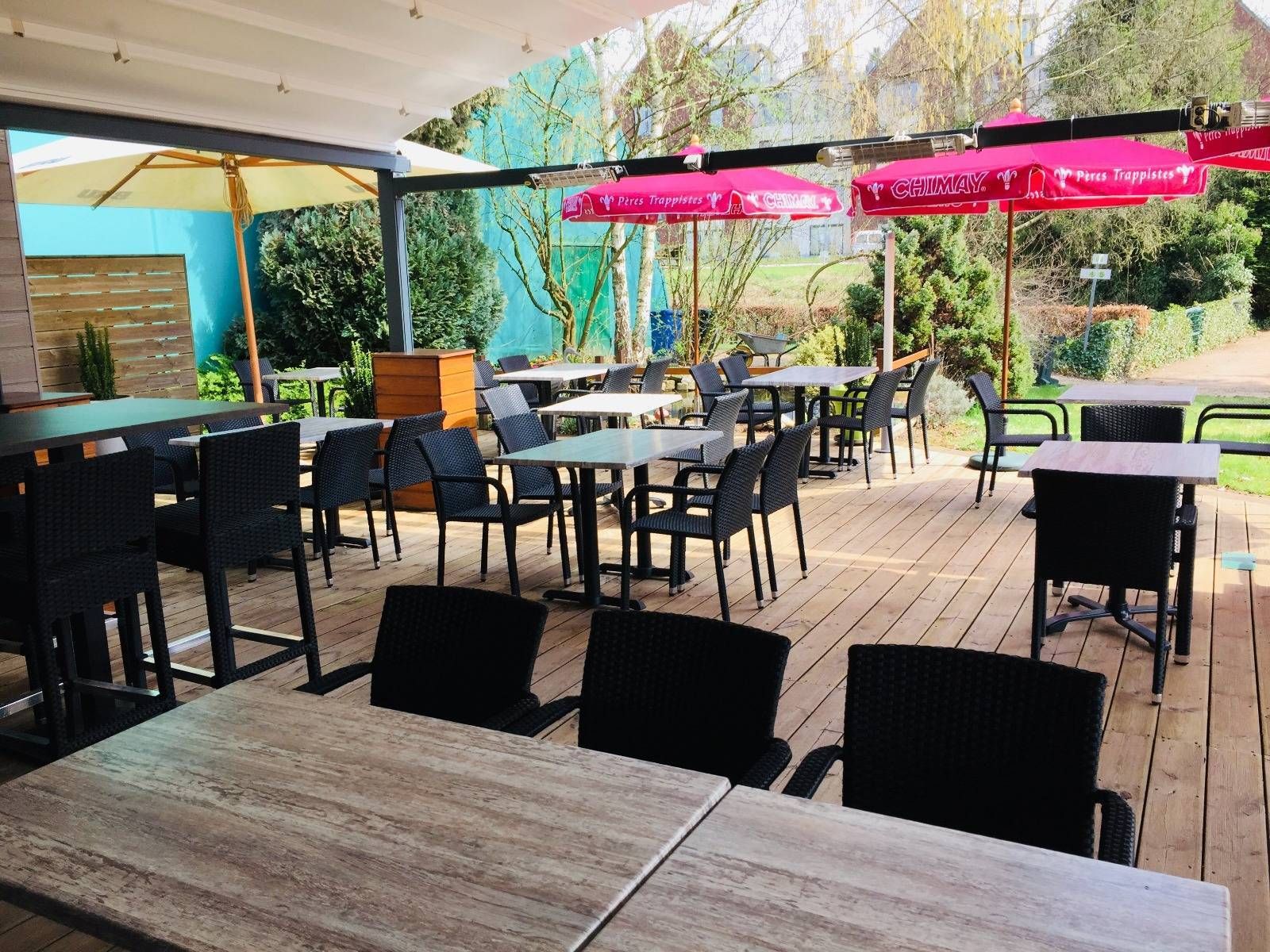 Terrasse en bois et tables dressées