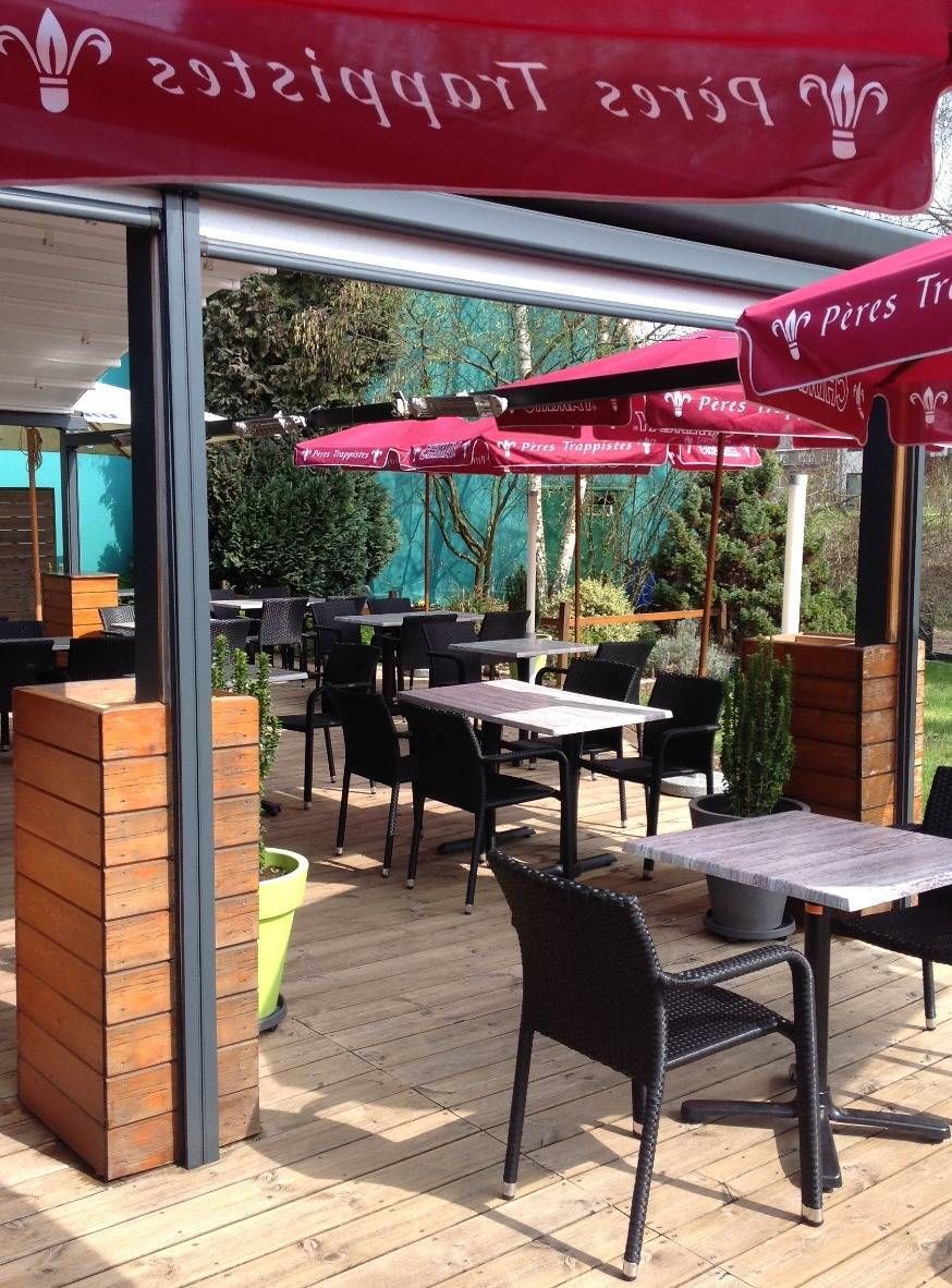 La terrasse sous la pergola, parasols Pères Trappistes